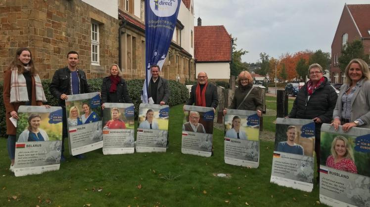 An den Europa-Stelen vor dem Rathaus der Samtgemeinde Bersenbrück trafen sich Vertreter des Vereins "Brücken bauen" und einige Protagonisten der Ausstellung „Ich bin Europa“.