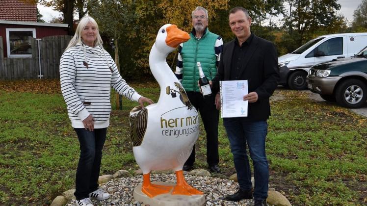 (v.r.) Inhaber der Firma Herrmann Reinigungsservice Sascha Herrmann, Ecco Eichhorn (Ganter Art) und Margit Kiel (Künstlerin) feierten gemeinsam die Landung des 90. Ganters in Bookholzberg.