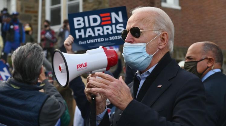 Am Wahltag sprach Joe Biden zu Anhängern. Dann kam es zur Hängepartie. Am Ende triumphiert er. Am Wahltag sprach Joe Biden zu Anhängern. Dann kam es zur Hängepartie. Am Ende triumphiert er.