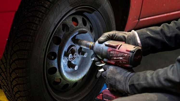 Prozess um Reifenwechsel: Müssen Autofahrer Schrauben an den Rädern selbst nachziehen?