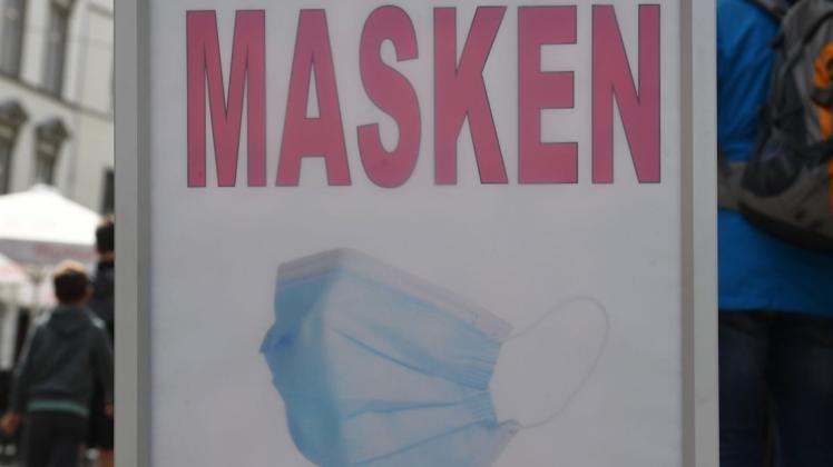 "Masken" steht auf einem Schild in einem Geschäft in der Innenstadt. (Illustration)