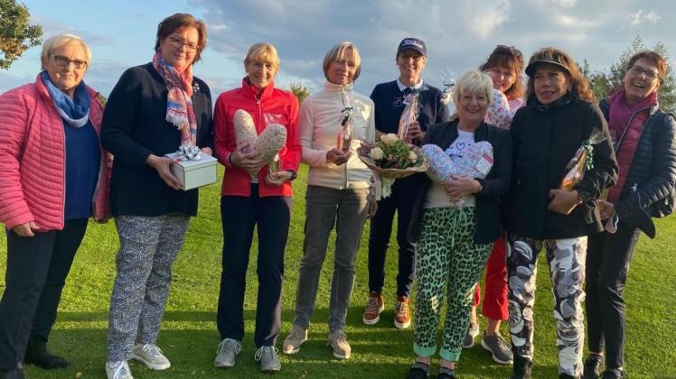 Das Team der Venner Herzkissen – allen voran Ursula Gahbler (2.von links) – bedankt sich bei den Dienstags-Damen des Goldclubs Varus für die Spende.