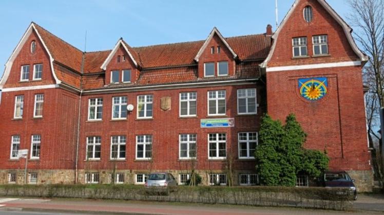 Die Außenhaut der 1912-Schule in Fürstenau ist inzwischen saniert. Nun geht es mit der Sanierung im Gebäude weiter.