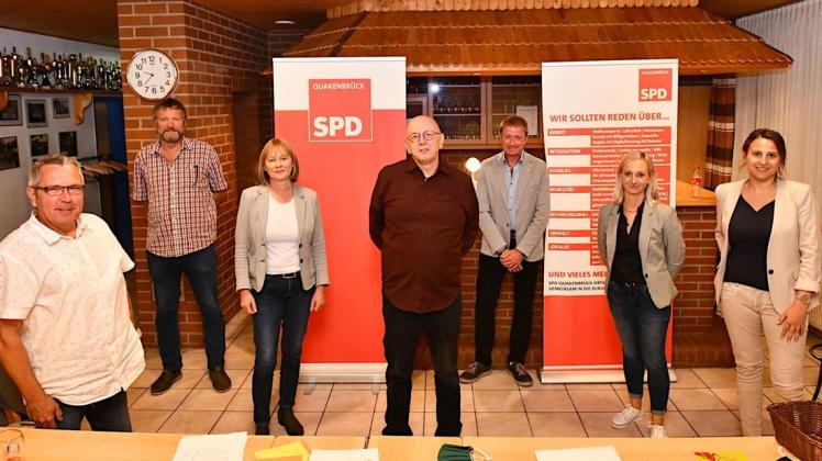 Der Vorstand des SPD-Ortsvereins Quakenbrück mit (von links) Detlef Bülow, Thomas Fisse, Hannelore Memering, Bob Giddens, Lars Rennings, Kerstin Sikoll-Brecke und Tülay Tsolak.