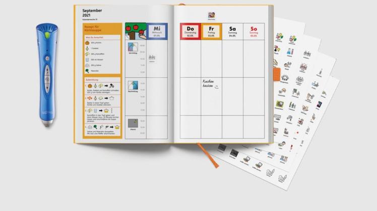 Die Heilpädagogische Hilfe Bersenbrück hat einen Terminkalender für Menschen mit Behinderungen entwickelt. Er nutzt eine Symbolsprache, die mit  einem elektronischen Lesestift (links) ausgelesen werden kann.