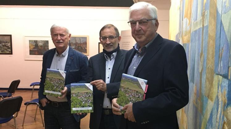 Die Chronik zu 100 Jahren Brinckmansdorf entstand in den Händen des Rostocker Historikers Joachim Lehmann (r.). Die Verleger Achim Schade (l.) und Matthias Redieck veröffentlichten das Werk im Oktober.