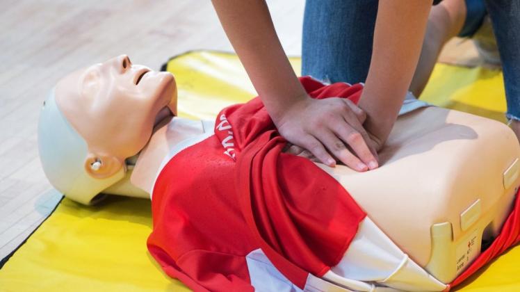 In Erste-Hilfe-Kursen lernt man, wie man im Notfall Menschen wiederbeleben kann.
