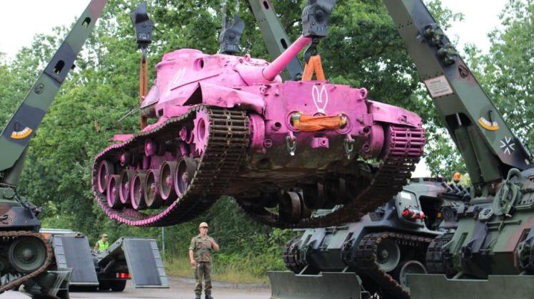 Am Pfingstwochenende wurde der Pinke Panzer auf der Großen Höhe mit pinker Farbe besprüht. Nach der Farbaktion stand der Panzer zunächst auf dem Kasernengelände in Adelheide und wurde von dort Anfang August abtransportiert. (Archivfoto)
