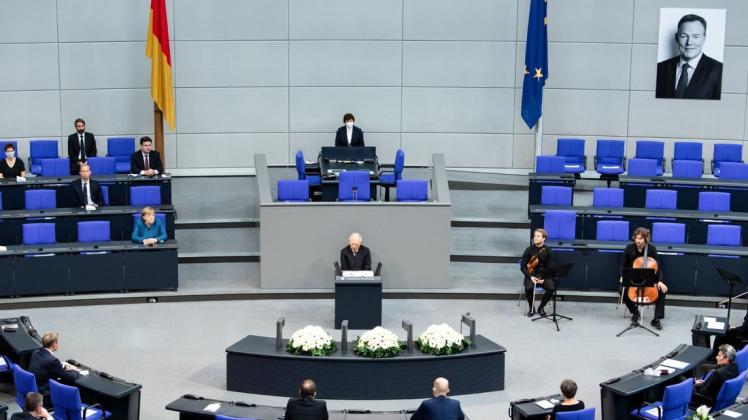 Bundestagspräsident Wolfgang Schäuble (CDU) spricht bei der Trauerfeier für den verstorbenen Bundestags-Vizepräsidenten Thomas Oppermann (SPD).