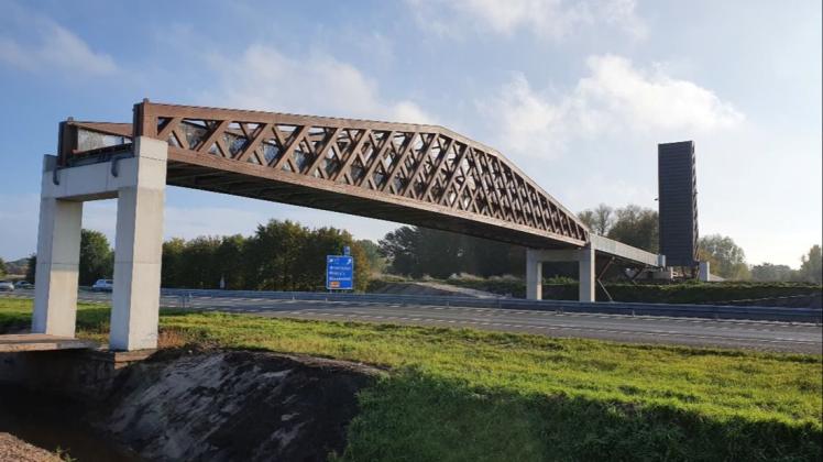Das Brückenelement über der A7 bei Winschoten ist 42 Meter lang und rund 90 Tonnen schwer. Mit einem Spezialkran wurde es kürzlich auf die Pfeiler gesetzt.