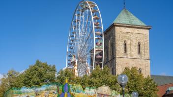 Das Fotomotiv des Monats: das 50 Meter hohe Riesenrad vor dem Osnabrücker Dom.