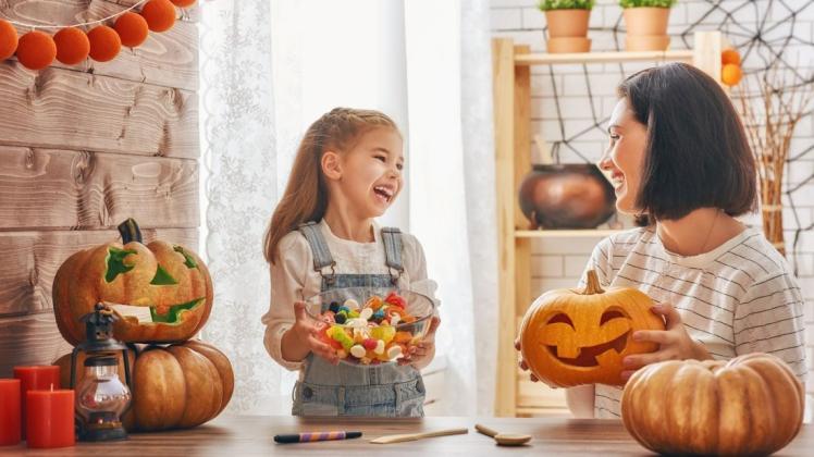 Auch ohne "Süßes oder Saures" können Familien ein schaurig schönes Halloween feiern.
