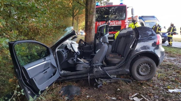 Lebensgefährliche Verletzungen erlitten der 18-jährige Fahrer und der 19-jährige Beifahrer am Donnerstagmorgen bei einem Unfall auf der Frerener Straße bei Messingen. Am selben Tag erlag der 19-Jährige im Krankenhaus seinen schweren Verletzungen.