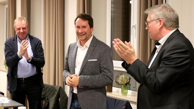 Beifall für den Kandidaten: Werner Lager (links) und Karl-Heinz Budke (links) applaudieren Michael Bürgel, den die Delegierten aus den vier SPD-Ortsvereinen in der Samtgemeinde Artland zu ihrem Bürgermeisterkandidaten wählten.