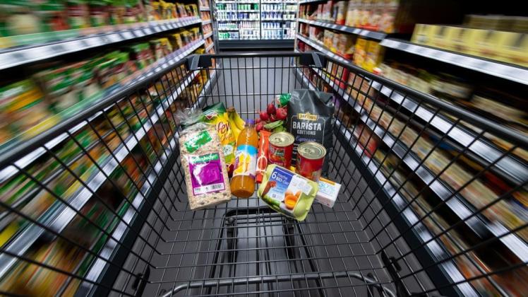 Verbraucher müssen sich am Montag auf Veränderungen beim Einkauf in einem Supermarkt einstellen.