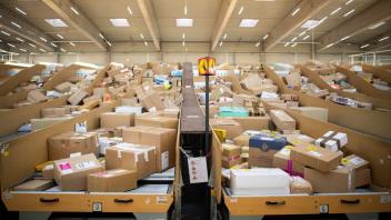 In der Corona-Adventszeit erwartet die Deutsche Post so viele Pakete wie nie zuvor.