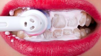 Elektrische Zahnbürste oder manuell? Welche schützt besser vor Karies?