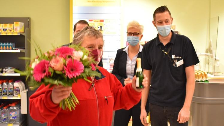 Blumen für die Erste: Ramona Kramp (l.) begrüßten Marktleiter Kevin Lemcke und Stefanie Goltz vom Konsum-Vorstand.