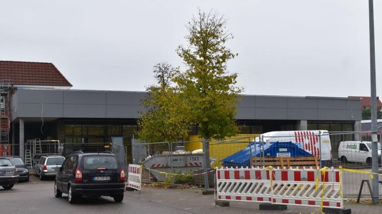 Auf der rechten Seite des Lübzer Einkaufzentrums wurde ein neuer Aldimarkt gebaut. Der Discounter öffnet in wenigen Tagen.