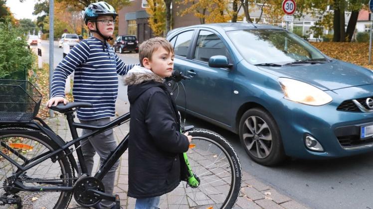 oel (11) und Louis (7) wissen, dass an der Kreuzung an der Grundschule Schierbrok allergrößte Vorsicht geboten ist. Ihr Vater, Sven Schneider, beklagt wie andere Eltern das Fehlen einer Ampel im Bereich der Schule.