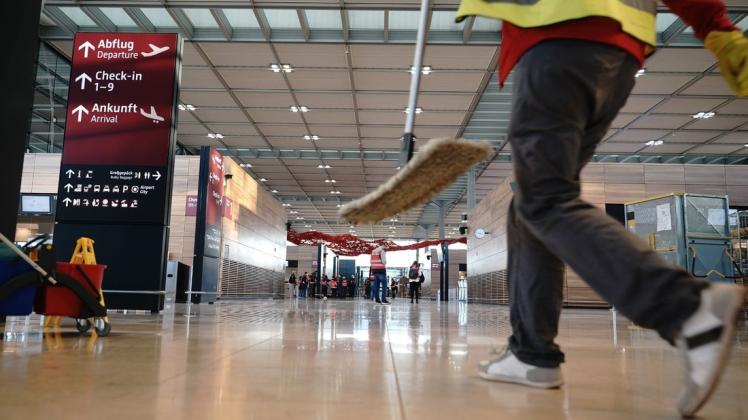 Rausgeputzt für den großen Tag: Am Samstag, 31. Oktober 2020, wird der neue Berliner Flughafen endlich in Betrieb gehen, nach einer beispiellosen jahrzehntelangen Pannenserie. Rausgeputzt für den großen Tag: Am Samstag, 31. Oktober 2020, wird der neue Berliner Flughafen endlich in Betrieb gehen, nach einer beispiellosen jahrzehntelangen Pannenserie.