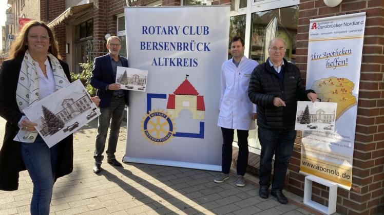 Die Clubmitglieder Marion Schone, Gerd Beckmann und Hubert Siemer geben gemeinsam mit Matthias Siemer (Zweiter von rechts) den Startschuss für den Verkauf der Adventskalender in den Aponola-Apotheken im nördlichen Landkreis Osnabrück.