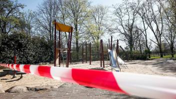 Bekanntes Bild aus dem Frühjahr: In der ersten Corona-Welle wurden die Spielplätze geschlossen.
