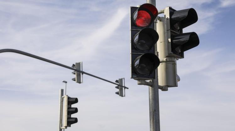 Zum Anhalten gezwungen: An manchen Kreuzungen in Osnabrück müssen Busse offenbar nur deshalb lange warten, weil die in den Ampeln eingebaute Vorrangschaltung nicht aktiviert ist. Zum Anhalten gezwungen: An manchen Kreuzungen in Osnabrück müssen Busse offenbar nur deshalb lange warten, weil die in den Ampeln eingebaute Vorrangschaltung nicht aktiviert ist.