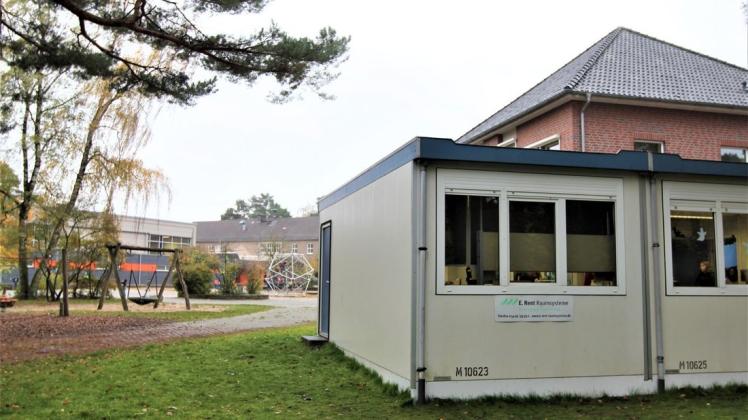 Ein auf dem weitläufigen Schulgelände aufgestellter Doppelcontainer hat die Raumnot an der Matthias-Claudius-Grundschule an der Birkenallee in Lingen behoben. Zwei Klassen können dort unterrichtet werden.