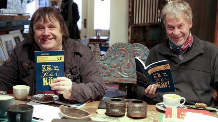 Die dritte Auflage des „Osnabrücker Möchtegernwörterbuchs“ stellten die Autoren Kalla Wefel (links) und Heiko Schulze nun vor.