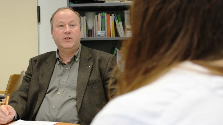 Kleine Maßnahmen, große Wirkung: Über Hilfen, um aus dem Stimmungstief zu kommen, informierte Dr. Christopher Trouw, Leiter der Psychologischen Beratungsstelle in Papenburg. Kleine Maßnahmen, große Wirkung: Über Hilfen, um aus dem Stimmungstief zu kommen, informierte Dr. Christopher Trouw, Leiter der Psychologischen Beratungsstelle in Papenburg.