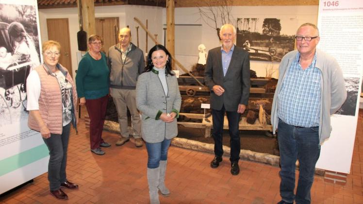 Der Heimatverein Esterwegen erhält für sein Museum einen Zuschuss aus Berlin. Das Bild zeigt (von links) Helena Jansen, Gerda und Hermann Többen, Gitta Connemann, Bernhard Borgmann und Hans-Gerd Jansen.