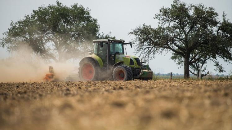 Ein Landwirt bei der Arbeit. Derzeit wird heftig um die künftige Ausgestaltung der EU-Agrarsubventionen gestritten. Jetzt melden sich die Umweltschutzorganisation BUND und die Deutsche Landwirtschafts-Gesellschaft DLG zu Wort.