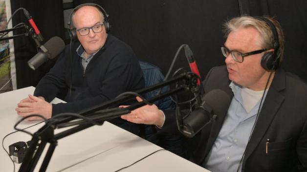 Im Gespräch mit Joe Enochs: die NOZ-Redakteure Harald Pistorius (rechts) und Stefan Alberti. 