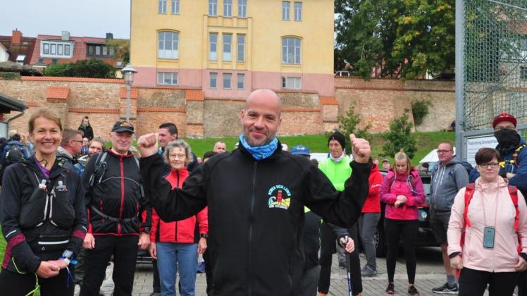 Organisator Torsten Dunkelmann freut sich, dass so viele am Wandermarathon Dein Ostseeweg in Rostock teilgenommen haben.