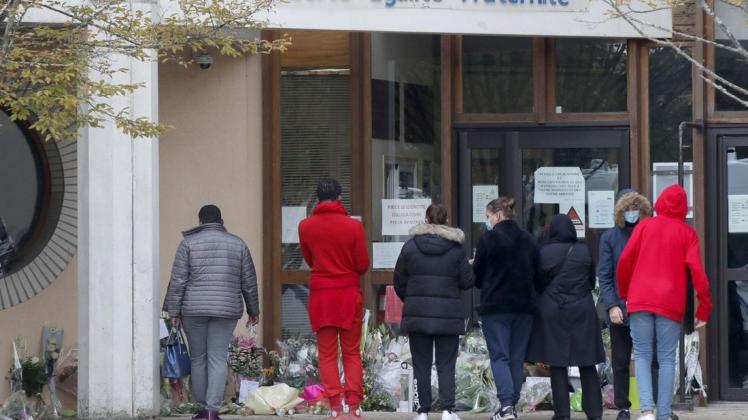 Schüler in dem Pariser Vorort Conflans-Sainte-Honorine gedenken dem ermordeten Lehrer.
