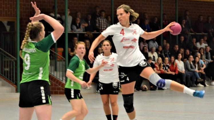 Mareike Zetzmann (am Ball)  tritt mit den Oberliga-Handballerinnen der HSG Hude/Falkenburg beim Landkreis-Rivalen TV Neerstedt an.