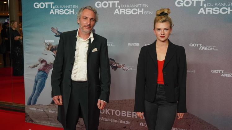 Frank Pape, Autor der Buchvorlage "Gott, du kannst ein Arsch sein", gemeinsam mit der Hauptdarstellerin Sinje Irslinger.