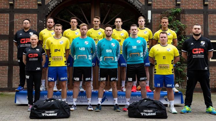 Erstmals Verbandsligist: Die Handball-Männer der Eickener Spielvereinigung mit ihrem neuen Trainer Sebastian Schleicher (hinten, links).