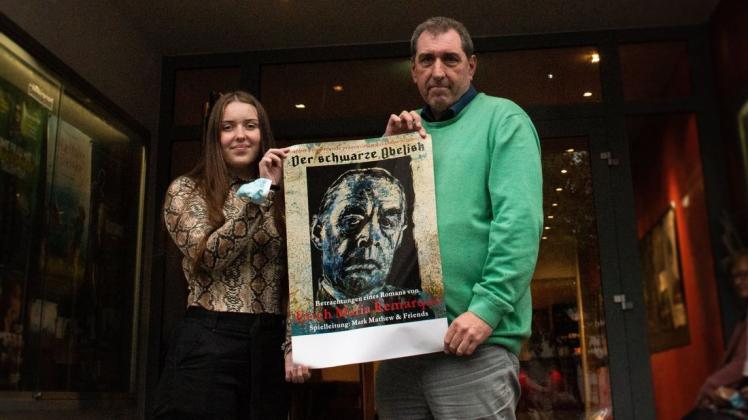 Beim "Remarque Weekend" im Filmtheater Hasetor präsentieren Mark Mathew (rechts) und seine Tochter Abigail das Doku-Schauspiel "Der Schwarze Obelisk". Beim "Remarque Weekend" im Filmtheater Hasetor präsentieren Mark Mathew (rechts) und seine Tochter Abigail das Doku-Schauspiel "Der Schwarze Obelisk".