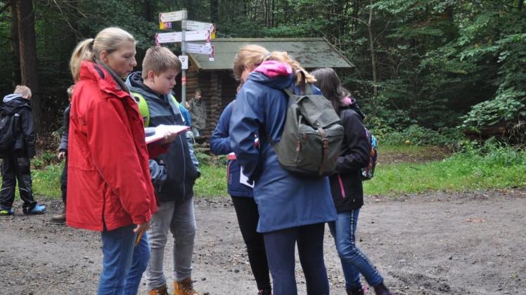 Lehrerin Antje Kottmeier (links) ist mit ihren Schülern für die Waldspiele im Gehn unterwegs.