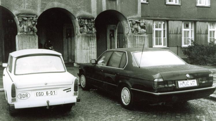 Autos aus zwei völlig verschiedenen Welten vor dem Rathaus Delmenhorst: Dieses Bild ist ein schönes Symbol der unverhofften Zeitenwende im Jahr 1990.