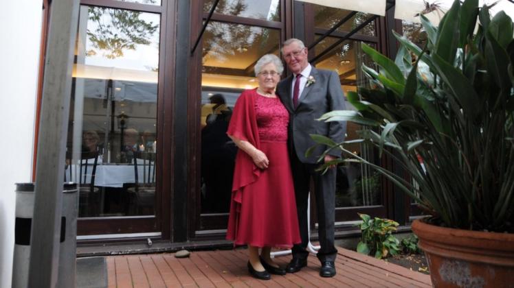 Seit 60 Jahren sind Magdalena und Friedrich Linkemeyer glücklich verheiratet. Hier vor dem Hotel Niemann, Leckermühle, wo der Empfang stattfand.