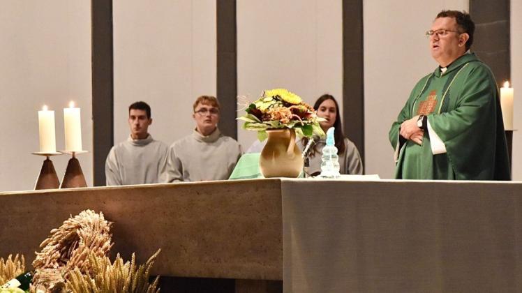Pfarrer Guido Wachtel predigte bei der Erntedank-Vorabendmesse in der Allerheiligenkirche über Dankbarkeit.