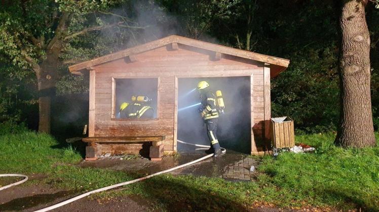 Rechtzeitig löschen konnte die Feuerwehr die Flammen in dieser Holzhütte in Herbrum.
