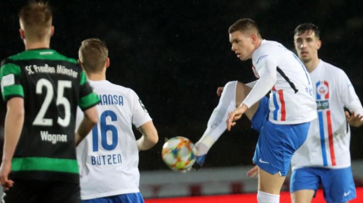 Profi Max Reinthaler (am Ball) war dem FC Hansa II gegen Charlottenburg eine gute Stütze und erzielte auch ein Tor. Profi Max Reinthaler (am Ball) war dem FC Hansa II gegen Charlottenburg eine gute Stütze und erzielte auch ein Tor.