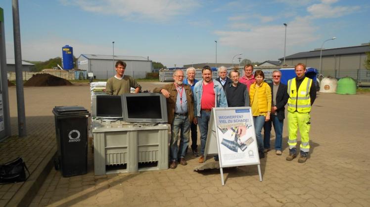 Das Team des Reparaturtreffs auf dem Awigo-Recyclinghof in Schwagstorf.