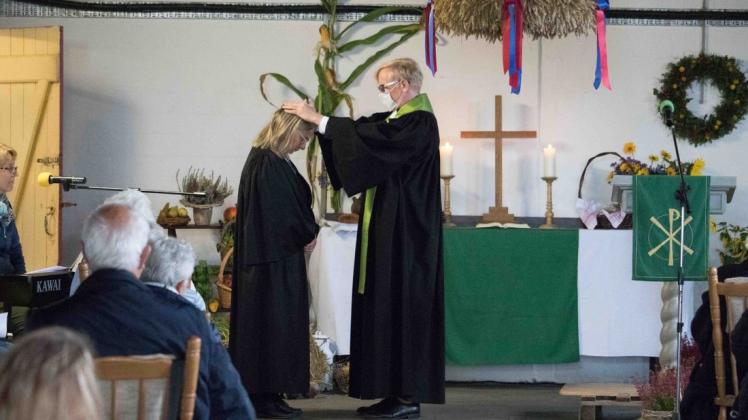 Gibt den Segen: Kreispfarrer Bertram Althausen verabschiedete Pastorin Susanne Wöhler. Gibt den Segen: Kreispfarrer Bertram Althausen verabschiedete Pastorin Susanne Wöhler.
