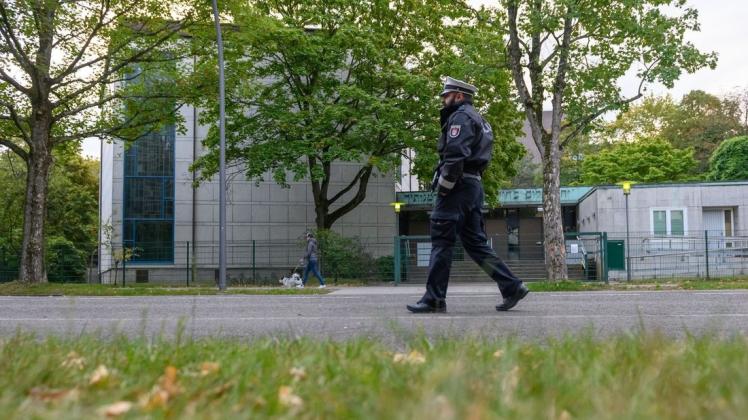 Der Angreifer vor der jüdischen Gemeinde in Hamburg ist von der Polizei angesprochen, überwältigt und festgenommen worden.