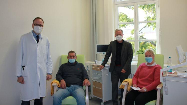 Dr. Jörn Bajorat (l.) und Dr. Daniel Reuter (r.) begrüßen Silvio Berg und Antje Köhler. Sie sind die ersten Patienten der Schmerztagesklinik.